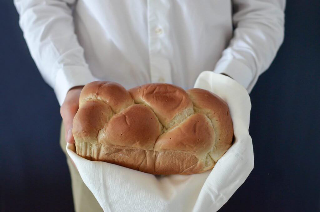 hands-holding-bread